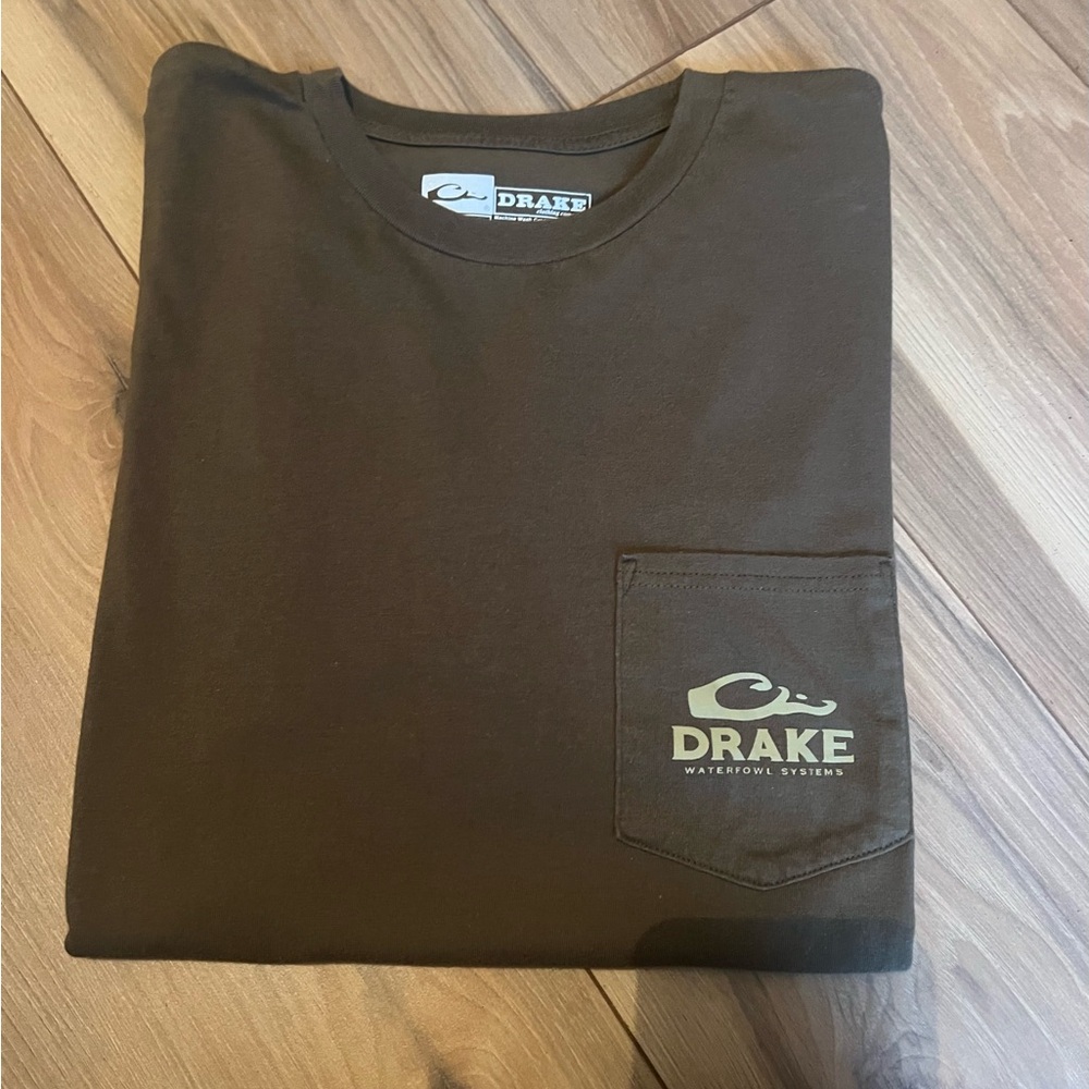 Men’s Drake Brown Short Sleeve T-Shirt. Size Large.